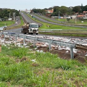 Fotos de Carga de bebidas cai de caminhão no Contorno Norte em Maringá
