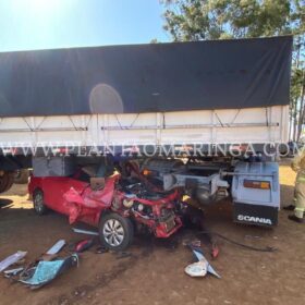 Fotos de Carro vai parar embaixo de carreta após colisão e deixa uma pessoa em estado gravíssimo 