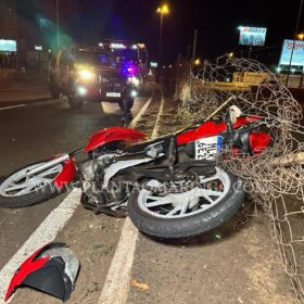 Fotos de Casal fica ferido após bater moto contra alambrado na Avenida Colombo em Maringá