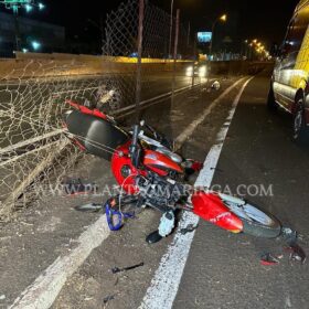 Fotos de Casal fica ferido após bater moto contra alambrado na Avenida Colombo em Maringá