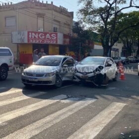 Fotos de Cinco crianças e três adultos ficaram feridos após colisão entre dois carros, em Maringá  