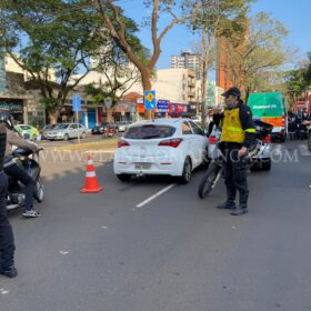 Fotos de Cinco crianças e três adultos ficaram feridos após colisão entre dois carros, em Maringá  
