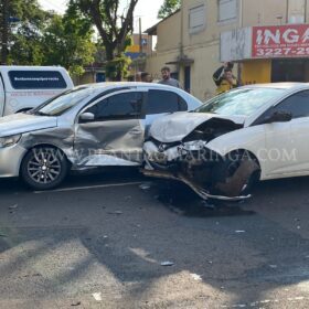 Fotos de Cinco crianças e três adultos ficaram feridos após colisão entre dois carros, em Maringá  