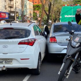 Fotos de Cinco crianças e três adultos ficaram feridos após colisão entre dois carros, em Maringá  
