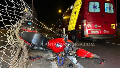 Fotos de Casal fica ferido após bater moto contra alambrado na Avenida Colombo em Maringá
