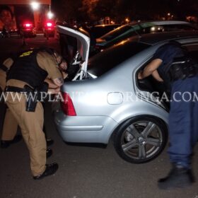 Fotos de Homem armado abandona carro e namorada ao tentar fugir de Blitz em Maringá