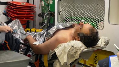 Fotos de Homem é encontrado por populares caído com facada nas costas 