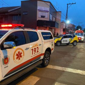Fotos de Homem é encontrado por populares caído com facada nas costas 