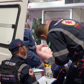 Fotos de Homem é encontrado por populares caído com facada nas costas 