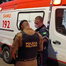 Fotos de Homem é encontrado por populares caído com facada nas costas 