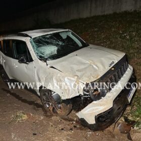 Fotos de Motorista bate em barranco capota carro em Maringá e foge do local