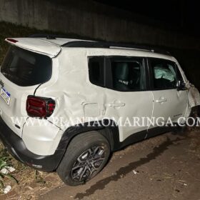 Fotos de Motorista bate em barranco capota carro em Maringá e foge do local