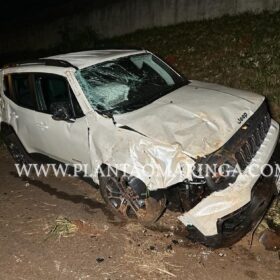 Fotos de Motorista bate em barranco capota carro em Maringá e foge do local