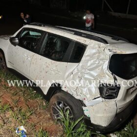 Fotos de Motorista bate em barranco capota carro em Maringá e foge do local