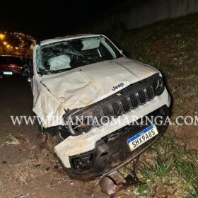 Fotos de Motorista bate em barranco capota carro em Maringá e foge do local