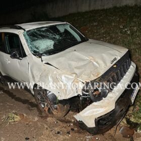Fotos de Motorista bate em barranco capota carro em Maringá e foge do local