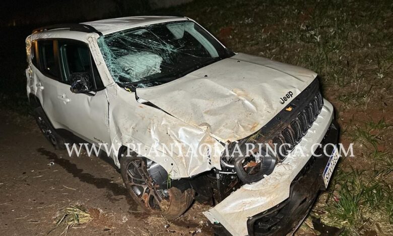 Fotos de Motorista bate em barranco capota carro em Maringá e foge do local