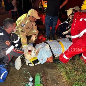 Fotos de Pai e filho ficam feridos após bater moto de frente com carro em Sarandi