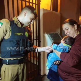 Fotos de Recém-nascido engasga com leite materno e é salvo por Policial Militar em Sarandi 