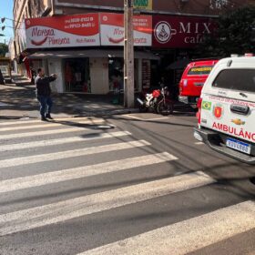 Fotos de Vídeo mostra homem sendo atropelado por moto em Maringá