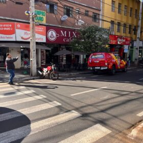Fotos de Vídeo mostra homem sendo atropelado por moto em Maringá
