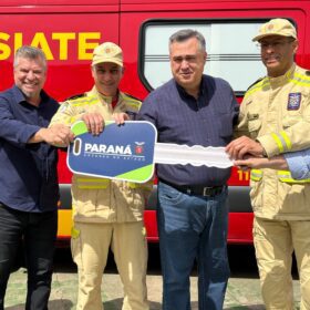 Fotos de Apucarana: Delegado Jacovós participa da entrega de ambulância para o Corpo de Bombeiros