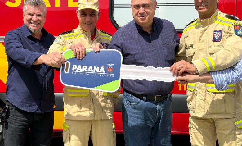 Apucarana: Delegado Jacovós participa da entrega de ambulância para o Corpo de Bombeiros Foto 1 Fotos de Apucarana: Delegado Jacovós participa da entrega de ambulância para o Corpo de Bombeiros