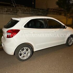 Fotos de Câmera registra criminosos rendendo mulher e roubando carro em Maringá 