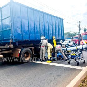 Fotos de Câmera registra motociclistas caindo embaixo de rodado de carreta em Maringá