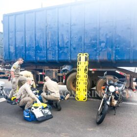 Fotos de Câmera registra motociclistas caindo embaixo de rodado de carreta em Maringá