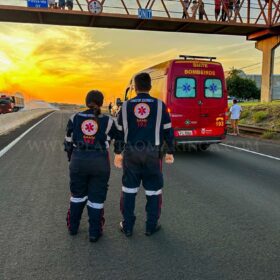Fotos de Carreta fica destruída após acidente no Contorno Norte em Maringá 