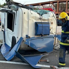 Fotos de Carreta fica destruída após acidente no Contorno Norte em Maringá 