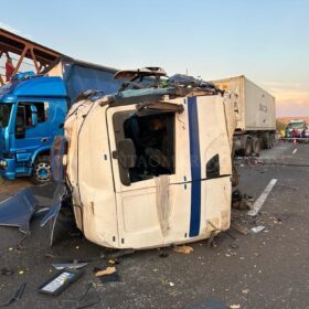 Fotos de Carreta fica destruída após acidente no Contorno Norte em Maringá 