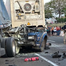 Fotos de Carreta fica destruída após acidente no Contorno Norte em Maringá 