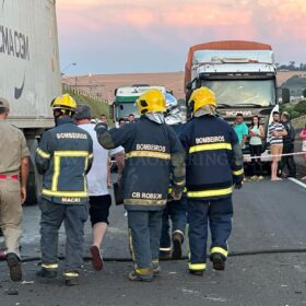 Fotos de Carreta fica destruída após acidente no Contorno Norte em Maringá 