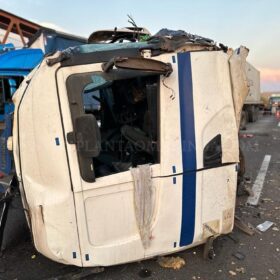 Fotos de Carreta fica destruída após acidente no Contorno Norte em Maringá 