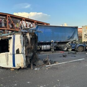 Carreta fica destruída após acidente no Contorno Norte em Maringá Foto 1 Fotos de Carreta fica destruída após acidente no Contorno Norte em Maringá