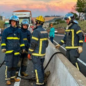Fotos de Carreta fica destruída após acidente no Contorno Norte em Maringá 