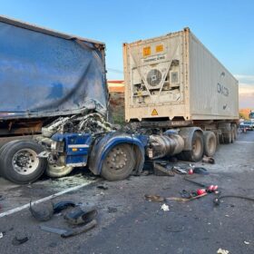 Fotos de Carreta fica destruída após acidente no Contorno Norte em Maringá 