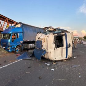 Fotos de Carreta fica destruída após acidente no Contorno Norte em Maringá 