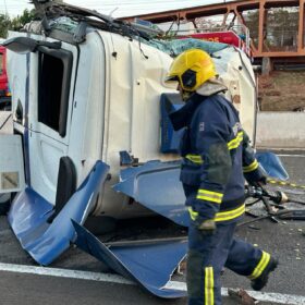 Fotos de Carreta fica destruída após acidente no Contorno Norte em Maringá 