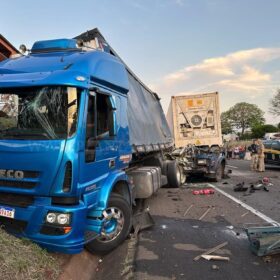 Fotos de Carreta fica destruída após acidente no Contorno Norte em Maringá 
