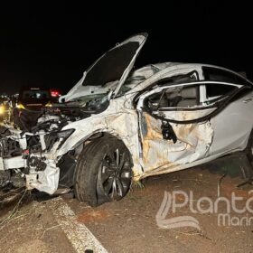 Fotos de Carro fica destruído após bater em carreta e capotar em Maringá 
