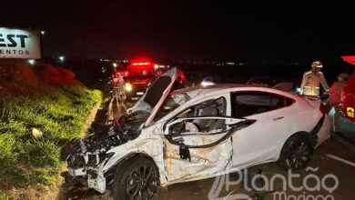 Fotos de Carro fica destruído após bater em carreta e capotar em Maringá 