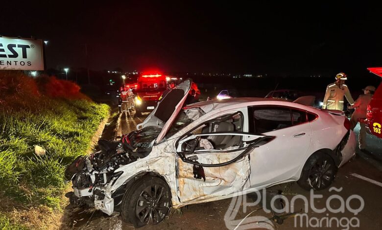 Fotos de Carro fica destruído após bater em carreta e capotar em Maringá 