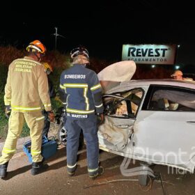 Fotos de Carro fica destruído após bater em carreta e capotar em Maringá 
