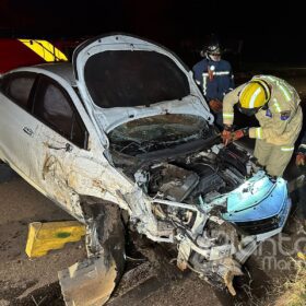 Fotos de Carro fica destruído após bater em carreta e capotar em Maringá 
