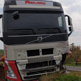 Fotos de Acidente entre carro e carreta deixa uma pessoa morta na PR-317 