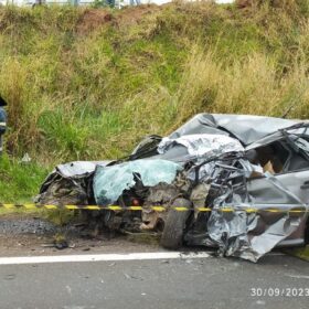Fotos de Acidente entre carro e carreta deixa uma pessoa morta na PR-317 