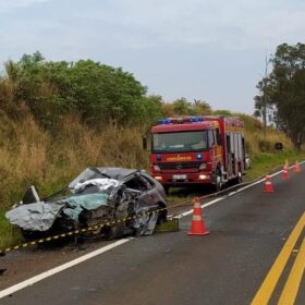 Fotos de Acidente entre carro e carreta deixa uma pessoa morta na PR-317 